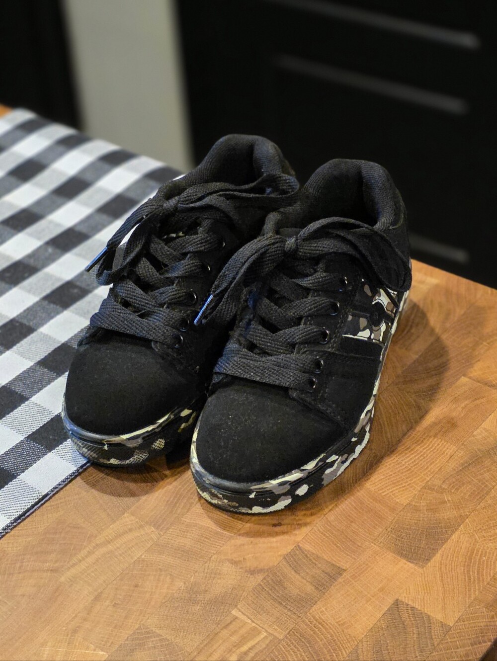 Kids Heelys Black Suede Sneakers with Camouflage Accent Size 1 Youth Unisex